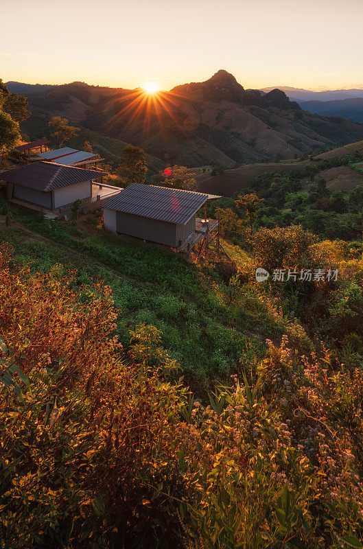 美丽的山景在傍晚附近的Ban Jabo村，泰国Mae Hong Son。